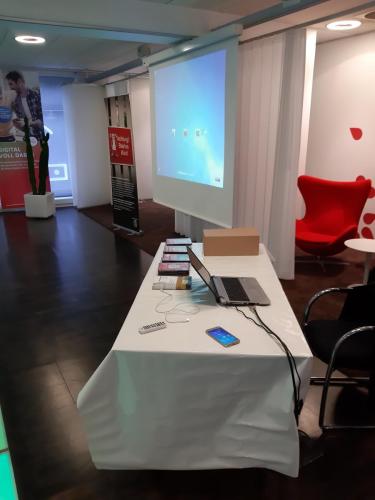 „Ralf Schmitz begrüßt die Teilnehmer zu seinem Hacker-Vortrag bei den Stadtwerken Bremen.“