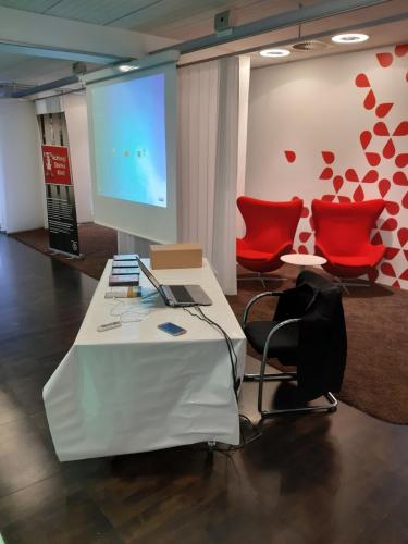 „Ralf Schmitz bereitet sich auf einen Hacker-Vortrag vor“