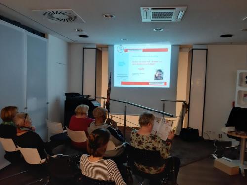 „Spannung steigt kurz vor Beginn des Hacker-Vortrags bei den Stadtwerken Bremen.“