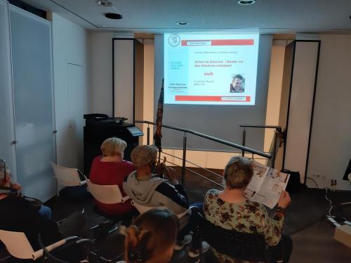 „Volles Haus bei den Stadtwerken Bremen während des Hacker-Vortrags von Ralf Schmitz.“