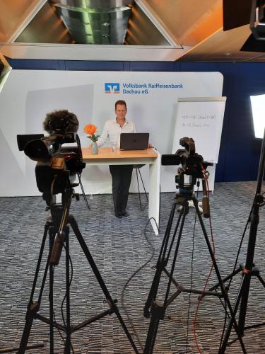 „Ethical Hacker Ralf Schmitz im Studio während des Hackervortrags“