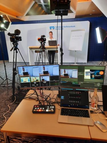  „Text auf fünf Monitoren während des Hackervortrags“ 