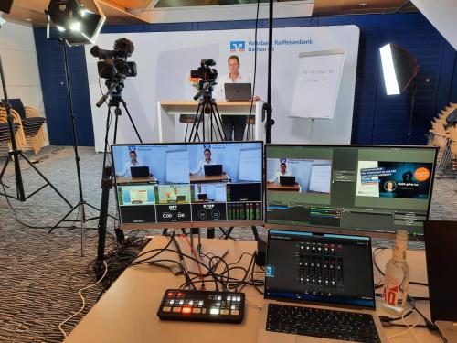 „Viele Infos und Hackertricks auf den Monitoren“