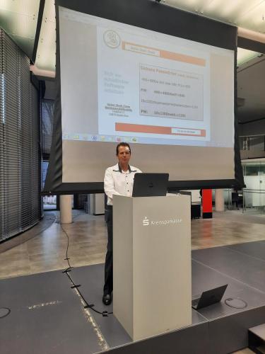 „Auf der großen Bühne der Kreissparkasse München Starnberg Ebersberg – tolle Vorbereitung der Mitarbeiter für den Hacker-Vortrag.“