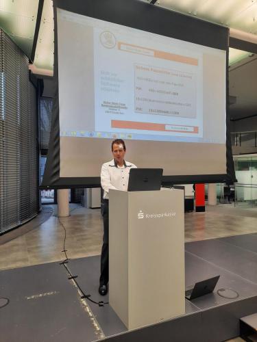 „Ralf Schmitz auf der großen Bühne – der Abschluss des Vortrags begeisterte die Mitarbeiter der Kreissparkasse.“