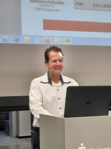 „Ralf Schmitz begeistert regelmäßig  sein Publikum während des Hacker-Vortrags.“