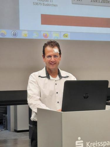 „Ralf Schmitz kurz vor dem Vortrag – verletzt, aber trotzdem fit und bereit, den Vortrag zu halten.“