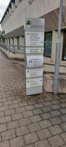 „Eingang zur Stadthalle Fellbach, vorbereitet für den Hacker-Vortrag. Schilder weisen den Weg zur Veranstaltung.“