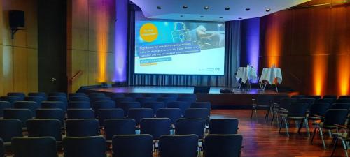 „Imposante Halle in der Stadthalle Fellbach, gut organisiert für den Hacker-Vortrag.“