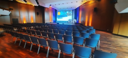 „Viele Teilnehmer betreten den Raum der Stadthalle Fellbach für den Hacker-Vortrag.“