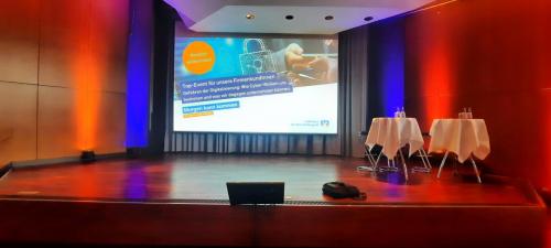 „Beamer wird für den Hacker-Vortrag in der Stadthalle Fellbach vorbereitet.“