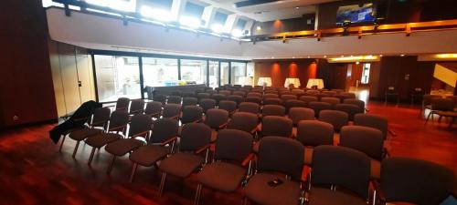 „Mitarbeiter der Volksbank Fellbach in der letzten Vorbereitung für den Hacker-Vortrag.“