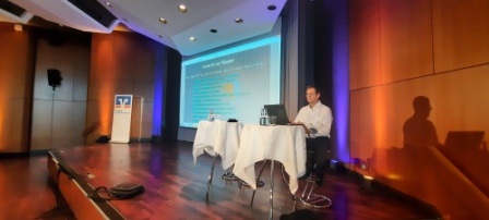 „Großer Applaus für Ralf Schmitz nach seinem erfolgreichen Hacker-Vortrag in der Stadthalle Fellbach.“