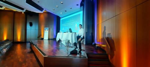 „Teilnehmer zeigen Neugier, während der Hacker-Vortrag in der Stadthalle Fellbach beginnt.“