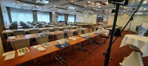 „Hacker Ralf Schmitz bei der Vorbereitung der Hacks: Einblicke in die Technik“