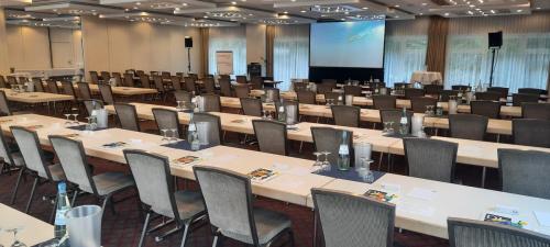 Teilnehmer füllen den Raum