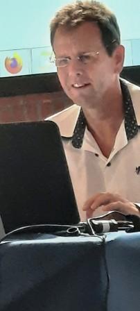 „Teilnehmer in angemessener Kleidung während des Vortrags