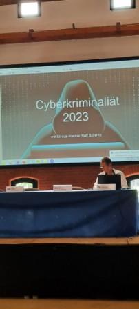 Hackervorträge gegen Cyberangriffe sind in. Buche Sie   Ralf Schmitz 