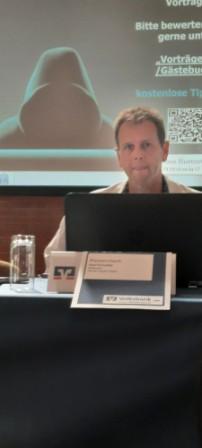 Laptop mit vielen Hackertools während des Vortrags