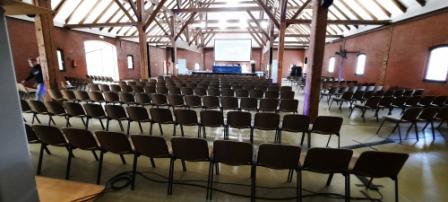 Voller Saal mit 500 Teilnehmern, gespannt auf den Vortrag“ 