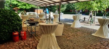 „Teilnehmer in der Pause beim Essen während des Hackervortrags“