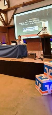 Ralf Schmitz auf der Bühne während des Hackervortrags“