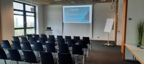 Jetzt geht es los – Der Saal füllt sich beim Hackervortrag