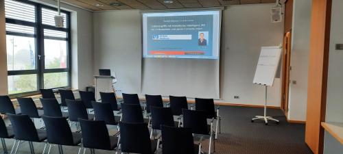 Stühle für viele Teilnehmer im Schulungssaal – Komfort und Platz für alle