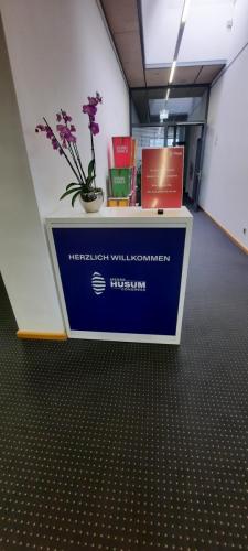 Empfang mit hochmotivierten Mitarbeitern – Herzlich willkommen beim Hackervortrag