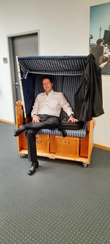 Hacker Ralf Schmitz im Strandstuhl – Mentale Vorbereitung für den Vortrag Cybersicherheit