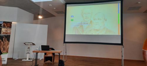 Große Bühne für die Volksbank in einem großen Saal, bereit für den Hackervortrag für die Volksbank  