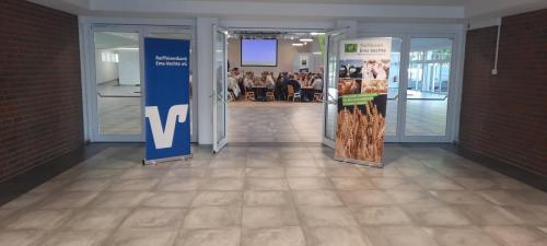 Letzte Vorbereitungen für den bevorstehenden Sicherheitsvortrag werden getroffen.