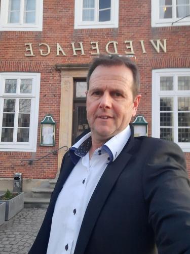 Ethischer Hacker Ralf Schmitz auf dem Weg zur Stadthalle, um eine tolle   Veranstaltung zu leiten.  