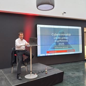 Ralf Schmitz fesselt Zuhörer mit Hackervortrag in der Sparkasse