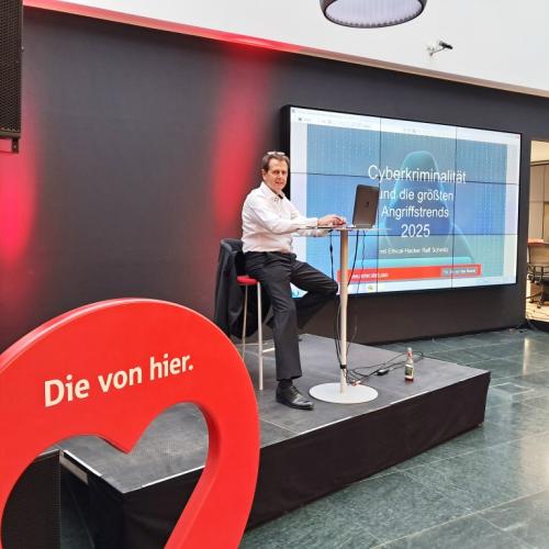 Teilnehmer begeistert von Ralf Schmitz' Vortrag über Hacker