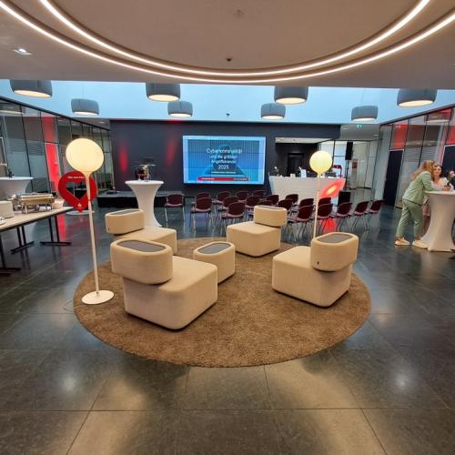 Ralf Schmitz begeistert Teilnehmer mit Hackervortrag bei Sparkasse