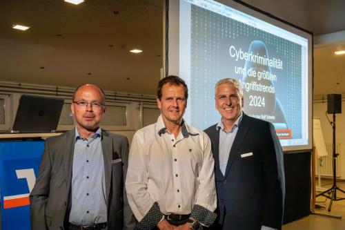 Cyberkriminalitaet Gruppenfoto-mit-Herrn-Schmitz